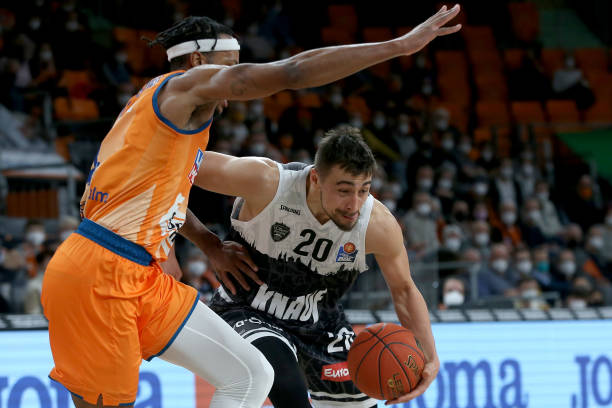 他在内线的 他在内线的